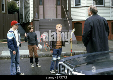 Mystic River è un 2003 American mistero dramma film diretto e segnato da Clint Eastwood. Esso stelle Sean Penn, Tim Robbins, Kevin Bacon, Laurence Fishburne, Marcia Gay Harden e Laura Linney. Questa fotografia è per il solo uso editoriale ed è il copyright del film company e/o il fotografo assegnato dal film o società di produzione e può essere riprodotto solo da pubblicazioni in congiunzione con la promozione del film di cui sopra. Un credito per il film company è richiesto. Il fotografo deve anche essere accreditato quando noto. Foto Stock