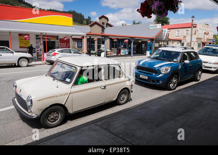 Vecchio e nuovo modello Mini automobili parcheggiate nel Reefton, Nuova Zelanda. Foto Stock