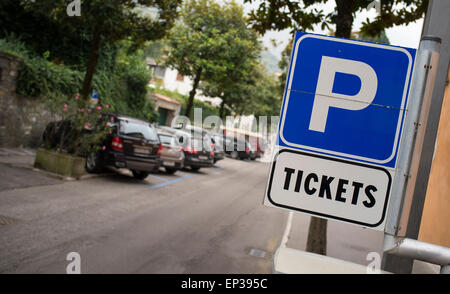 Simbolo di parcheggio su strada in Italia. Foto Stock