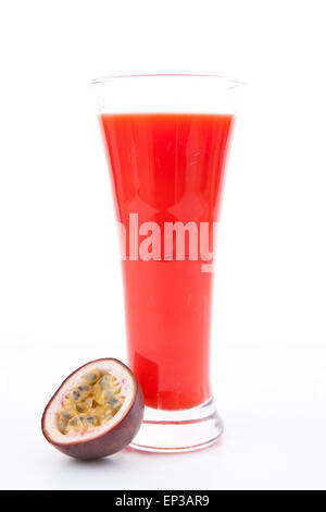 Bicchiere pieno di succo di frutti di bosco in prossimità di un frutto della passione Foto Stock