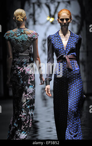 Singapore. 13 Maggio, 2015. I modelli presenti creazioni di Diane von Furstenberg durante il Singapore Fashion Week tenutasi a Ngee Ann Civic Plaza, Singapore, 13 maggio 2015. American designer di moda Diane von Furstenberg ha aperto il Singapore della settimana della moda con le sue creazioni di mercoledì. Credito: Quindi Chih Wey/Xinhua/Alamy Live News Foto Stock