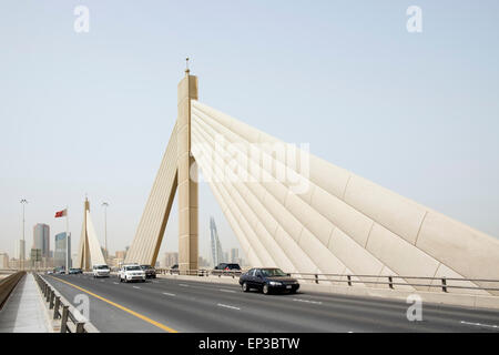 Lo sceicco Isa Bin Salman Causeway ponte che collega Manama e Muharraq isola nel Regno del Bahrein Foto Stock