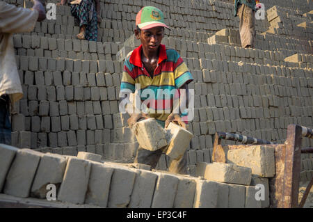 Dacca in Bangladesh. 13 Maggio, 2015. 13 maggio 2015 - Dhaka, Bangladesh - Un bambino è il lavoro in un mattone facendo in campo il calore dell'estate. Secondo l Organizzazione Internazionale del Lavoro (OIL) ci sono 4,9 milioni di bambini di età compresa tra 4-14 anni, sono impegnati nella forza lavoro. © Mohammad Hossain Ponir/ZUMA filo/ZUMAPRESS.com/Alamy Live News Foto Stock