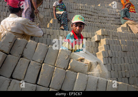 Dacca in Bangladesh. 13 Maggio, 2015. Un bambino è il lavoro in un mattone facendo in campo il calore dell'estate. Secondo l Organizzazione Internazionale del Lavoro (OIL) ci sono 4,9 milioni di bambini di età compresa tra 4-14 anni, sono impegnati nella forza lavoro. © Mohammad Hossain Ponir/ZUMA filo/ZUMAPRESS.com/Alamy Live News Foto Stock