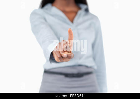 Dito femminile premendo un tasto invisibile Foto Stock