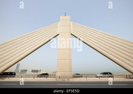 Lo sceicco Isa Bin Salman Causeway ponte che collega Manama e Muharraq isola nel Regno del Bahrein Foto Stock