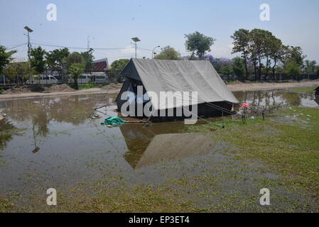 Kathmandu, Nepal. 13 Maggio, 2015. Una tenda è visto immerso in acqua in quake-hit Kathmandu, Nepal, 13 maggio 2015. © Liu Chuntao/Xinhua/Alamy Live News Foto Stock