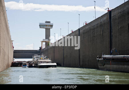 Serratura presso la Centrale Elettrica a Djerbap sul Danubio in Romania Foto Stock