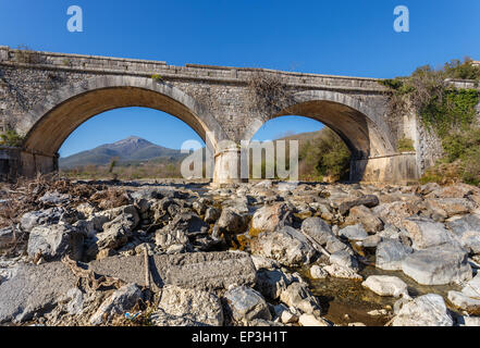 Vintage vecchio ponte di pietra sul Karnionas (o) Xerilas fiume vicino a villaggio Leontari in Arcadia, Grecia Foto Stock