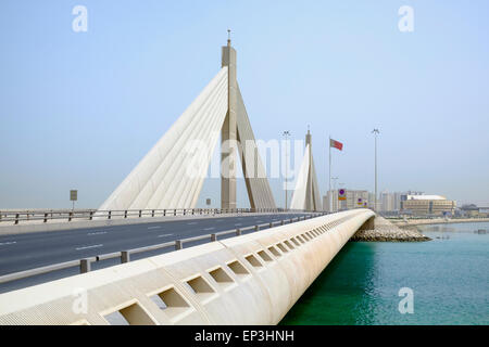 Lo sceicco Isa Bin Salman Causeway ponte che collega Manama e Muharraq isola nel Regno del Bahrein Foto Stock