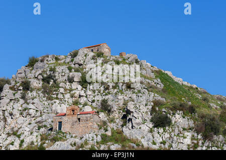 Vecchia pietra ricostruita chiesa sul colle sotto il castello di Leontari rovine, Arcadia Grecia Foto Stock