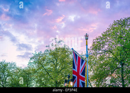 Un flag e corona appeso in Mall, a Londra. Foto Stock