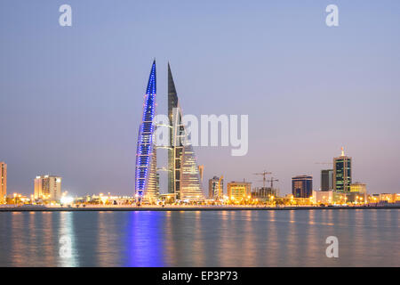 Vista del World Trade Center e lo skyline di Manama nel regno del Bahrain Foto Stock