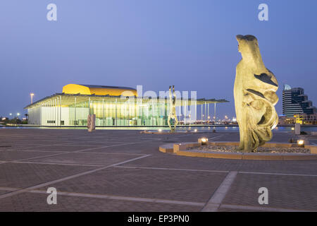 Vista del Teatro Nazionale di notte in Manama Regno del Bahrein Foto Stock