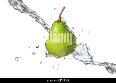 Pera verde con acqua splash isolato su bianco Foto Stock