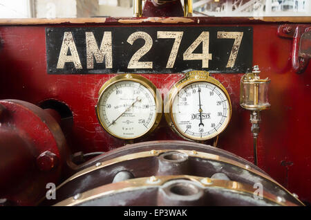 Manometri sul vecchio Merryweather motore Fire in un museo Foto Stock