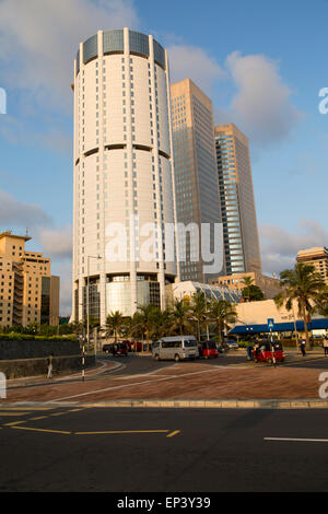 Architettura moderna edifici centrale di Colombo, Sri Lanka, Asia - BOC edificio e le Torri Gemelle World Trade Center Foto Stock