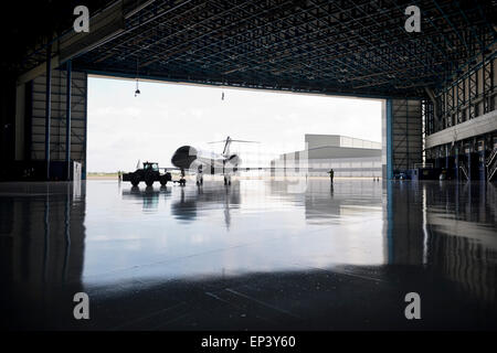 Aeromobile di essere manovrato sul terreno in un appendiabiti Foto Stock