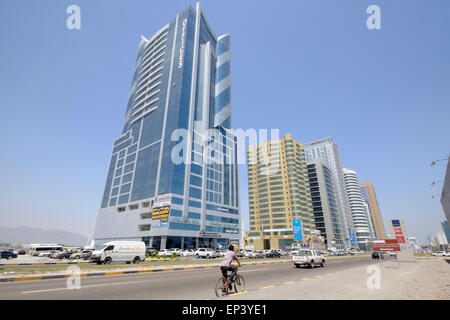 Vista di moderni edifici per uffici nella città di Fujairah negli Emirati Arabi Uniti Foto Stock