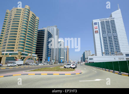 Vista di moderni edifici per uffici nella città di Fujairah negli Emirati Arabi Uniti Foto Stock