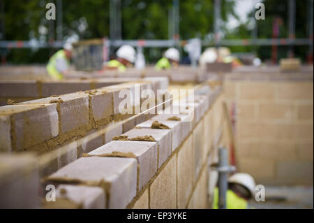 Muro di mattoni essendo costruito su un sito di costruzione a Londra Foto Stock