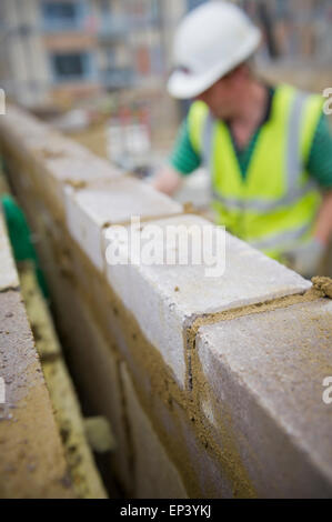 Muro di mattoni essendo costruito su un sito di costruzione a Londra Foto Stock