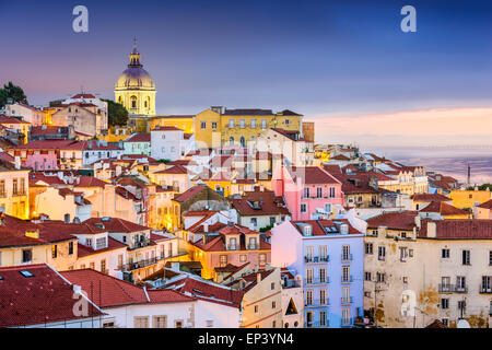 Lisbona, Portogallo twilight cityscape presso il quartiere di Alfama. Foto Stock