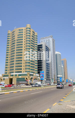 Vista di moderni edifici per uffici nella città di Fujairah negli Emirati Arabi Uniti Foto Stock