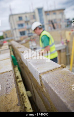 Muro di mattoni essendo costruito su un sito di costruzione a Londra Foto Stock