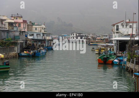 Vista delle palafitte sulle vie navigabili nel villaggio di pescatori Tai O situato sull'Isola di Lantau, Hong Kong, Cina Foto Stock