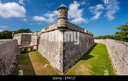 Torretta di mura difensive oltre il fossato asciutto a Fuerte de San Miguel in Campeche, la penisola dello Yucatan, Messico Foto Stock