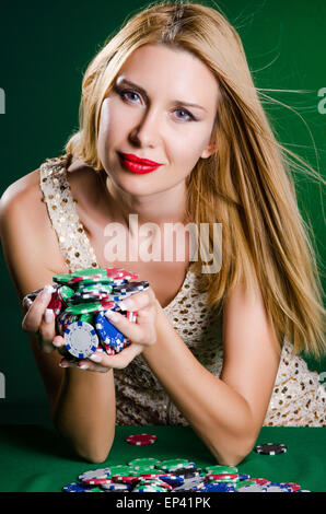 La donna nel casino carte da gioco Foto Stock