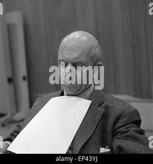 Deutscher Kabarettist, Schauspieler und Schriftsteller Werner Finck Mit einem Textblatt, Deutschland 1950er Jahre. Cabina tedesca Foto Stock