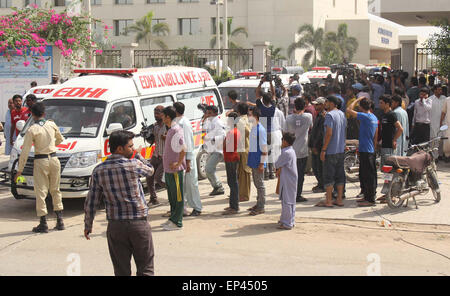 Trasporto in ambulanza i cadaveri delle vittime gunshot come sei assalitori non identificati sulla moto ha aperto il fuoco su un bus appartenenti alla comunità Ismaili in Karachi Safora dell area Chowrangi, lasciando almeno 43 morti e 24 feriti mercoledì. Foto Stock