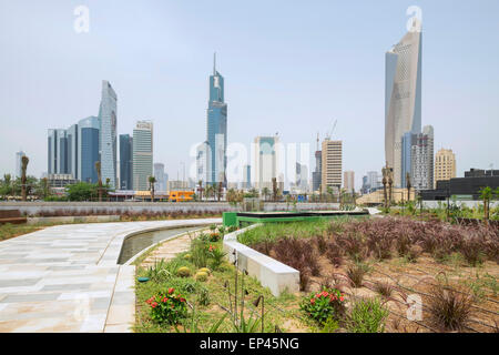 Skyline di Central Business District (CBD) dal nuovo al parco Shaheed in Kuwait City, Kuwait Foto Stock
