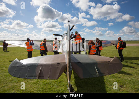 I fotografi scattano foto di un Supermarine Spitfire P9374 presso l'Imperial War Museum di Duxford, Cambridgeshire Foto Stock