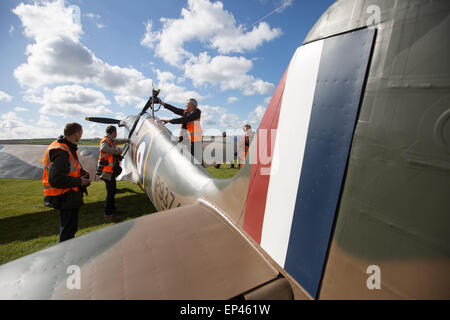 I fotografi scattano foto di un Supermarine Spitfire P9374 presso l'Imperial War Museum di Duxford, Cambridgeshire Foto Stock