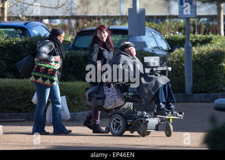 Stephen Hawking come lui intestata torna al lavoro all'Università di Cambridge Foto Stock