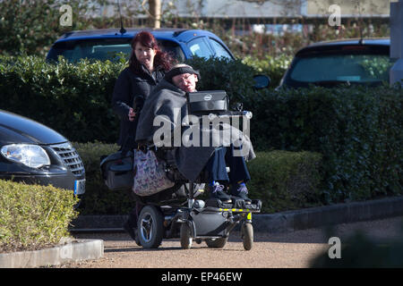 Stephen Hawking come lui intestata torna al lavoro all'Università di Cambridge Foto Stock