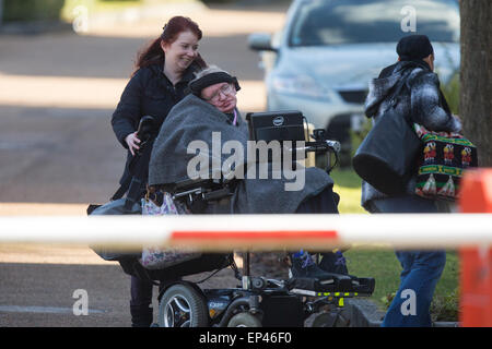 Stephen Hawking come lui intestata torna al lavoro all'Università di Cambridge Foto Stock