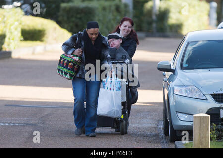 Stephen Hawking come lui intestata torna al lavoro all'Università di Cambridge Foto Stock