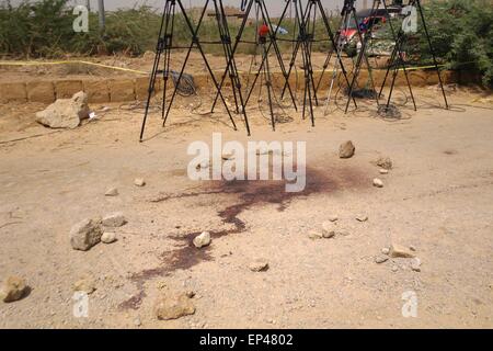 Karachi. 13 Maggio, 2015. Macchie di sangue sono visibili sul terreno al sito di attacco nel sud del Pakistan città portuale di Karachi il 13 maggio 2015. Il Pakistan il Primo ministro Nawaz Sharif precipitò al porto della città di Karachi tardi Mercoledì ore dopo i terroristi brutalmente ucciso 45 persone di minoranza di Ismaili comunità sciita, ufficialmente detto. Un gruppo di sei uomini armati hanno spruzzato proiettili indiscriminatamente all'interno di un bus come le vittime si stavano dirigendo verso il loro luogo di culto al mattino, la polizia ha detto. © Masroor/Xinhua/Alamy Live News Foto Stock