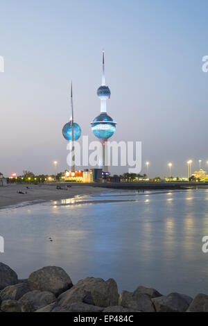 Kuwait Towers di notte in Kuwait City in Kuwait. Foto Stock
