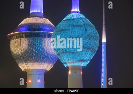 Kuwait Towers illuminata di notte in Kuwait City in Kuwait. Foto Stock