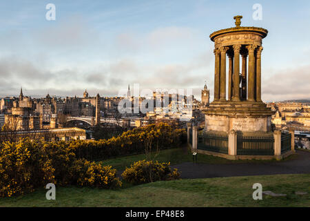 Calton Hill, Dugald Stewart monumento e la Edinburgh Old Town, Scotland, Regno Unito Foto Stock