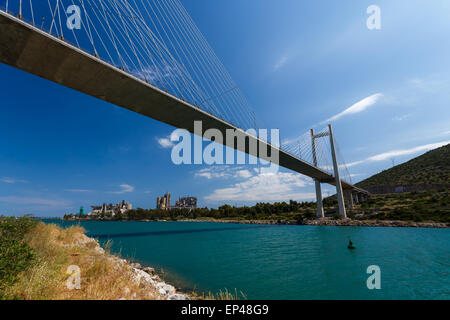 Il nuovo cavo ponte di Chalkida, Grecia che collega l'isola di Eubea con la Grecia continentale contro un cielo blu Foto Stock