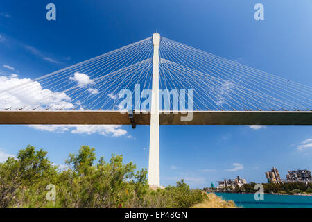 Il nuovo cavo ponte di Chalkida, Grecia che collega l'isola di Eubea con la Grecia continentale contro un cielo blu Foto Stock