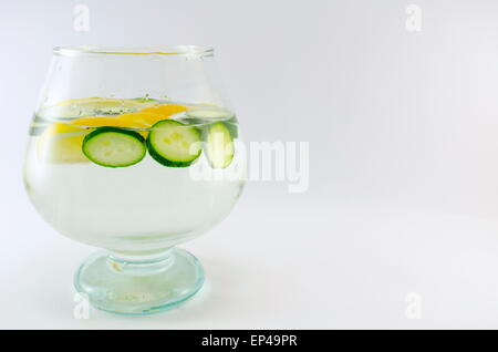 Limoni freschi e fette di cetriolo in un vaso, pronti per la vostra dieta Foto Stock