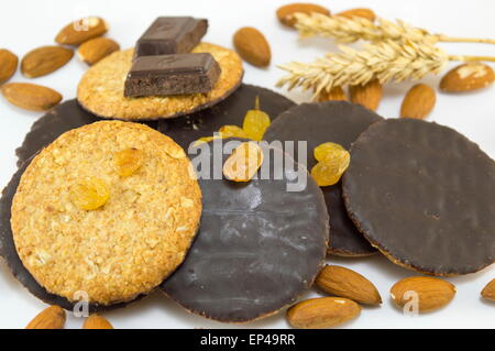 Integrale biscotti al cioccolato con mandorle e grano su bianco Foto Stock