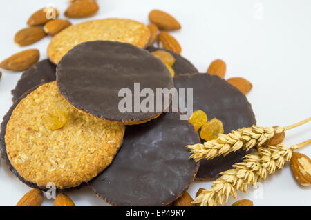 Integrale biscotti al cioccolato con mandorle e grano su bianco Foto Stock